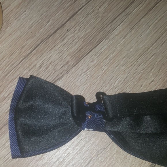 Men Bow Tie - Picture 3 of 3